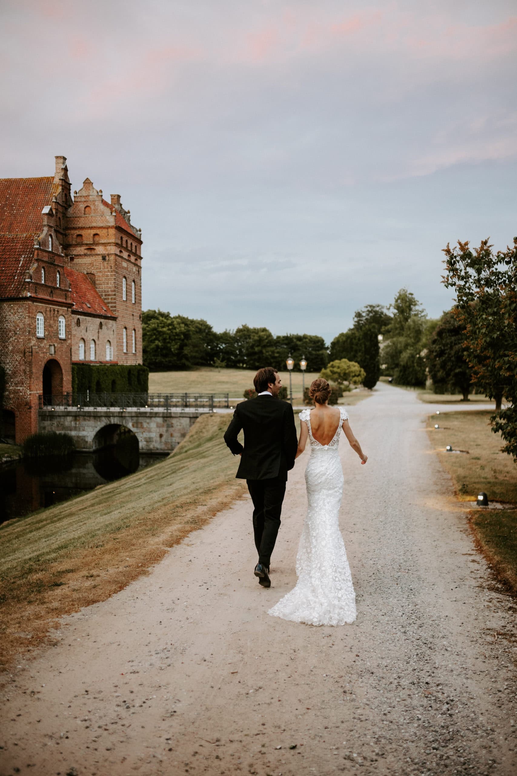 Brudepar i solnedgang på Holckenhavn Slot i Danmark