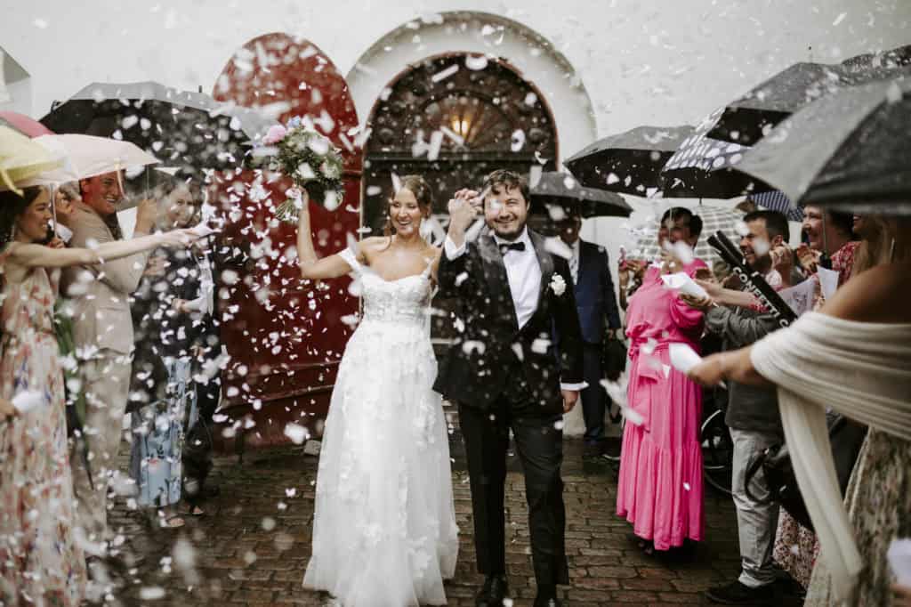 Brudeparet er gift og feiret med konfetti