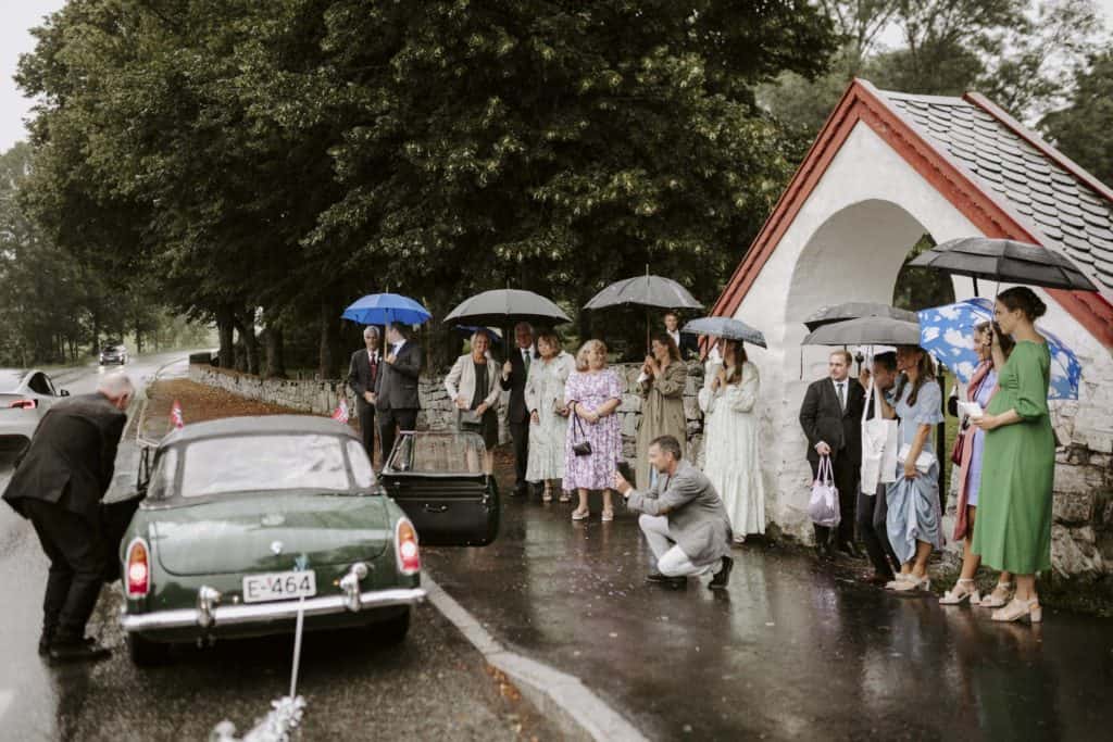 Brudeparets avskjed i regnet