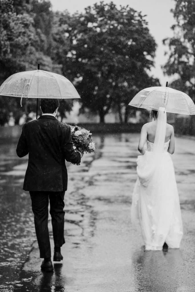 Brudepar i regnet